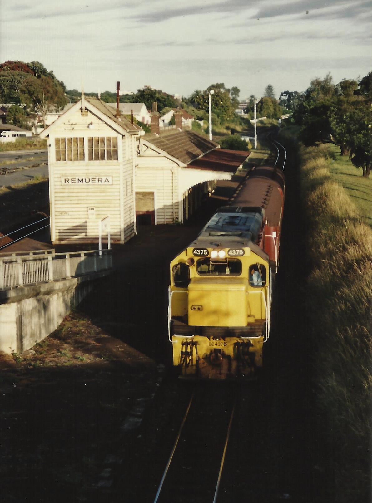 Remuera Railway Station January 1988. Photograph by Andrew Surgenor - www.flickr.com.