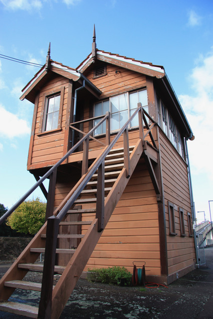 Remuera Station Signal Box. Brian Cairns Photographer 19 May 2009. Auckland Libraries Heritage Collections.